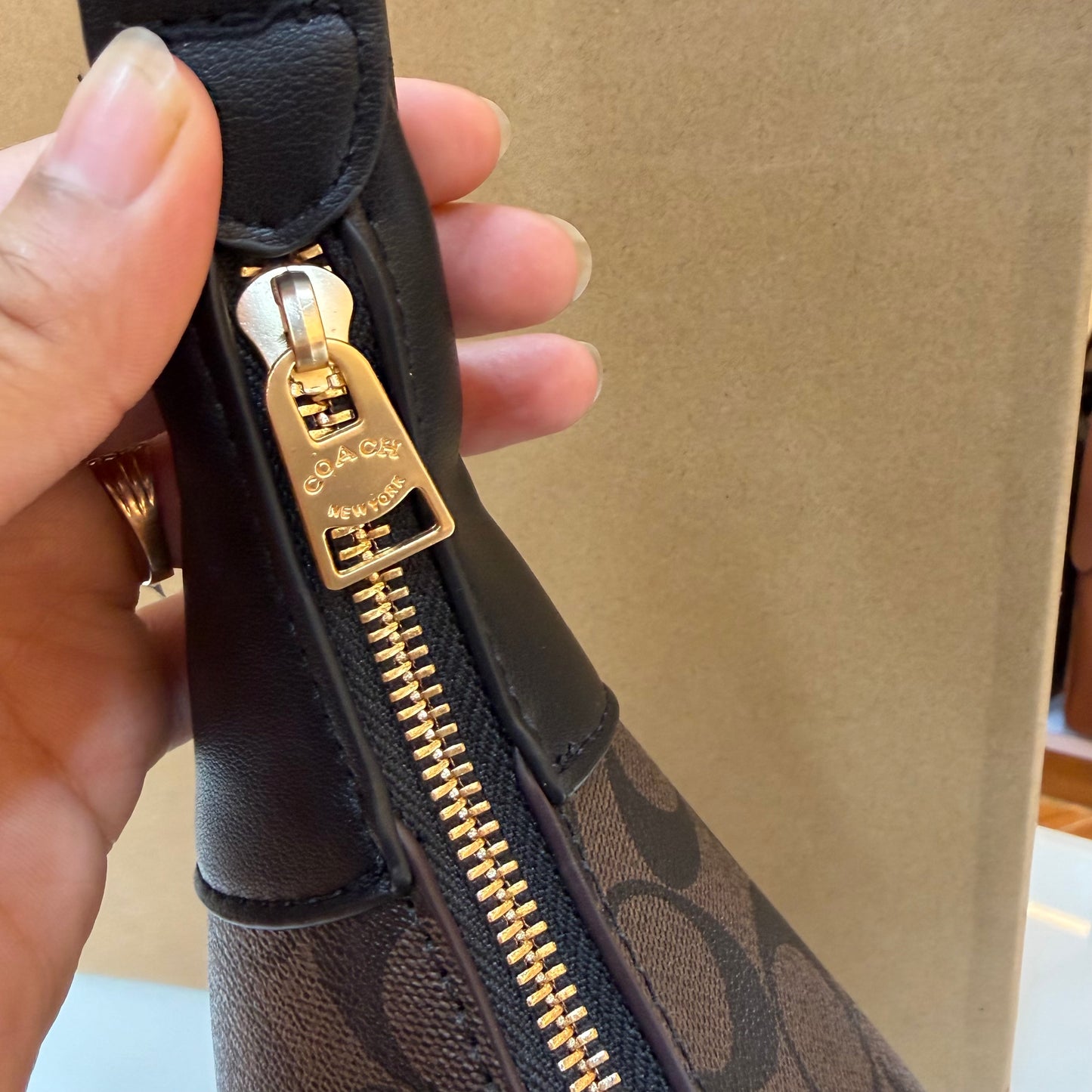CH shoulder - Coffee Black