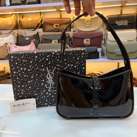 YSL LE 5 ร 7 IN EMBOSSED PATENT LEATHER Gloss Black