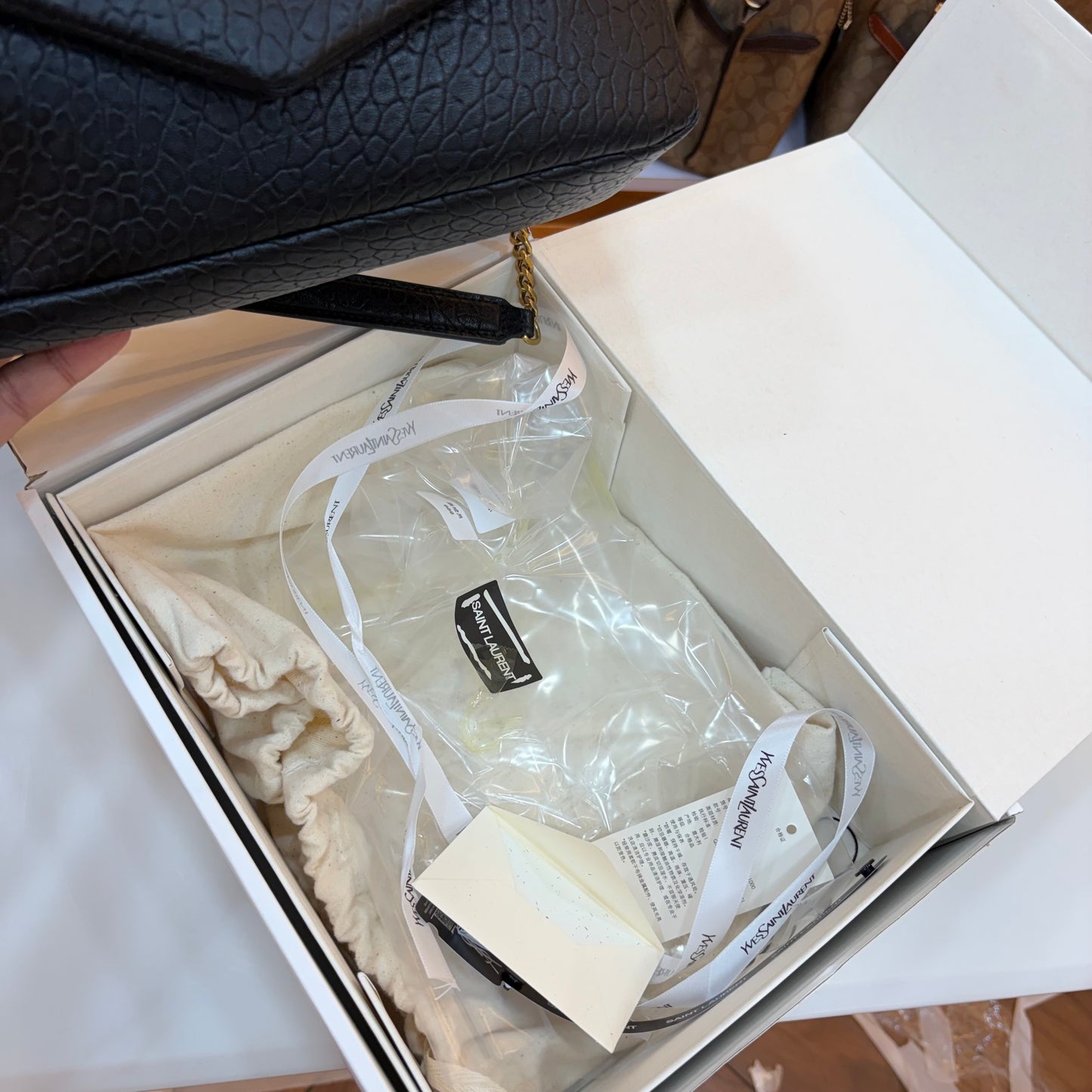 YSL CALYPSO MEDIUM IN GRAINED LEATHER - BLACK