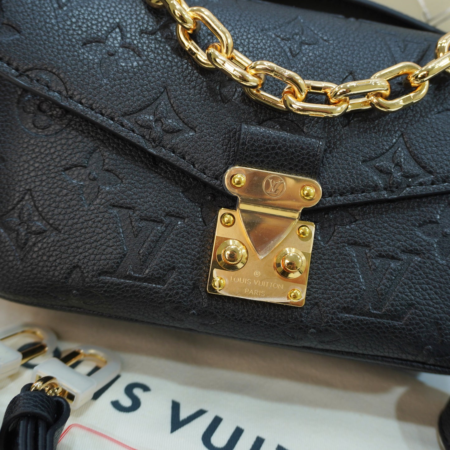 LV559 - Shoulder - Black Ultra Premium Double Box