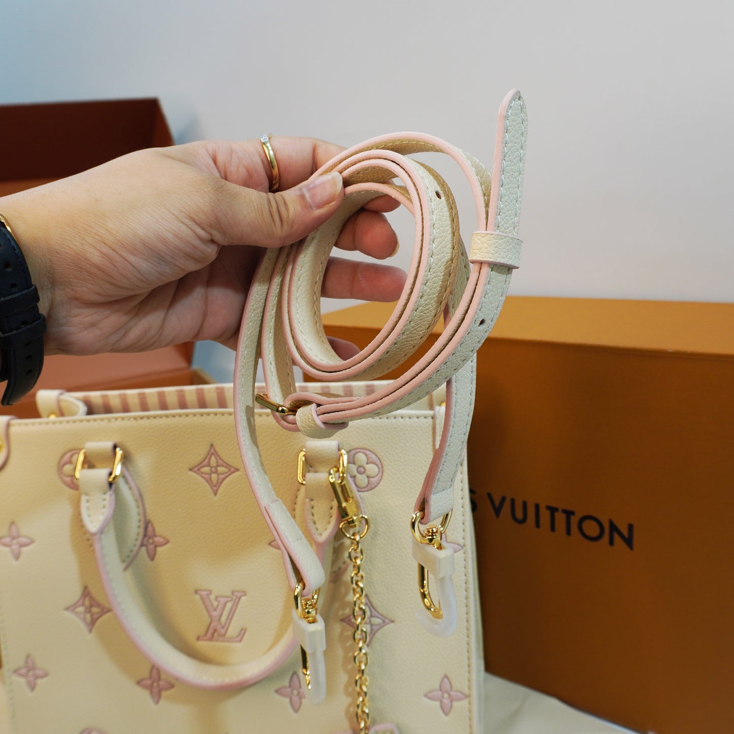 LV515 - Satchel/Sling/Medium size tote - Cream snd Blush Pink