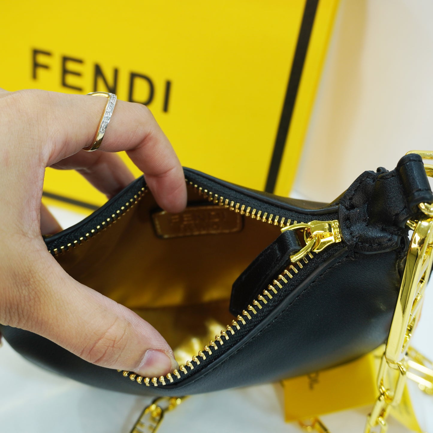 FND567 - Sling - Black