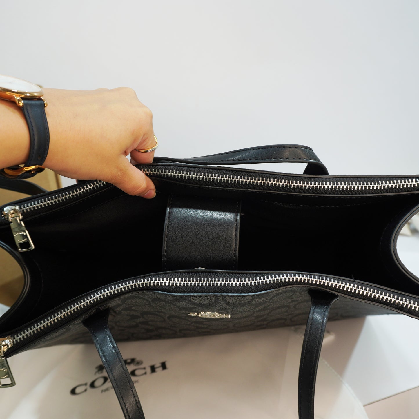 CH667 - Tote - Black Grey