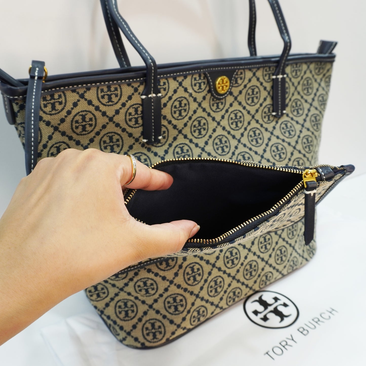 TB737 - Tote - Blue Signature Print