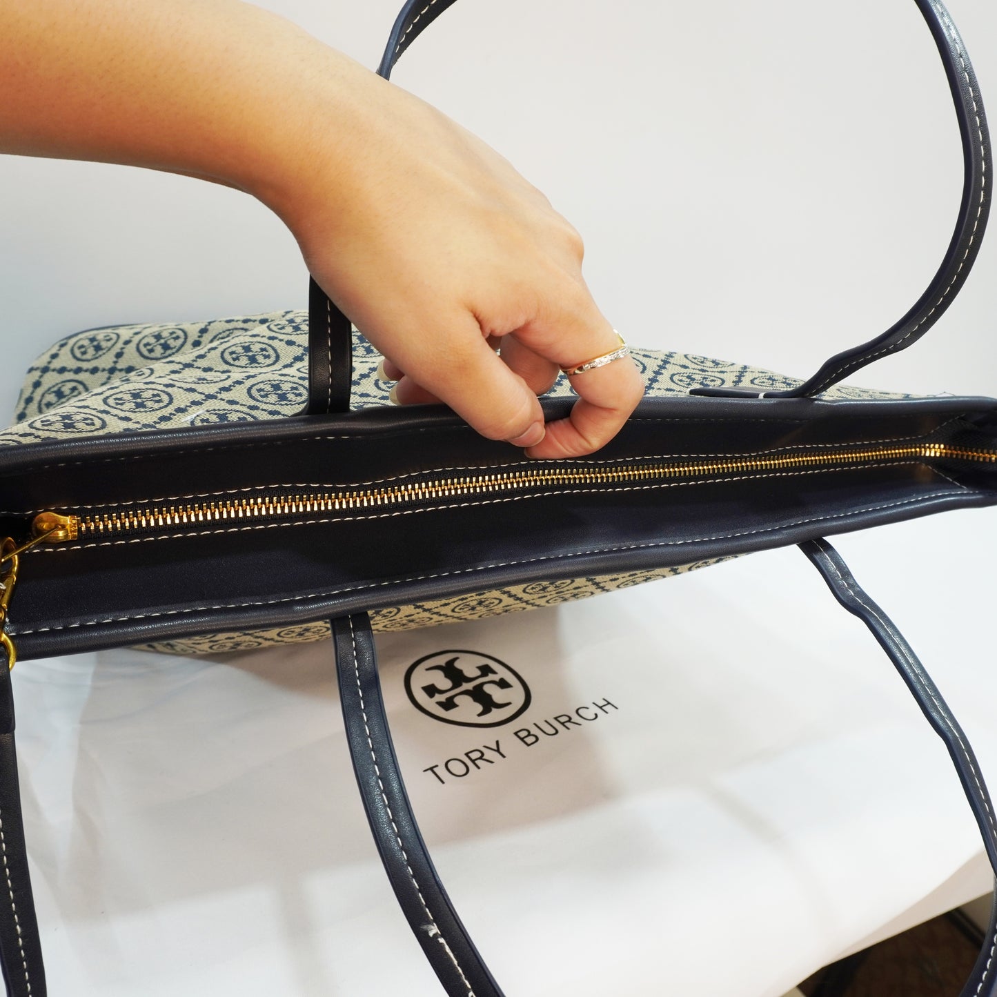 TB737 - Tote - Blue Signature Print