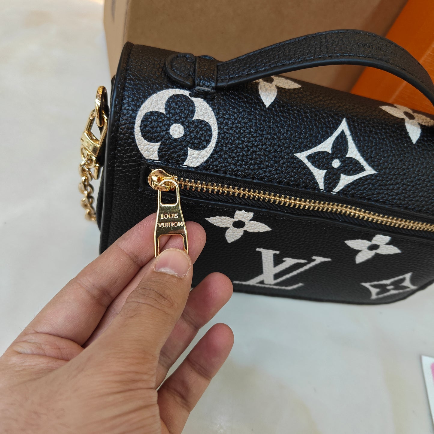 LV559 - Shoulder - Black Ultra Premium Double Box