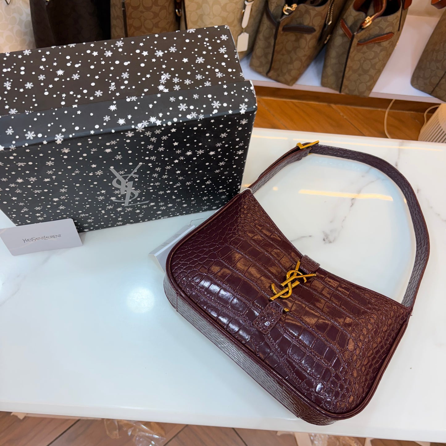 YSL LE 5 À 7 IN CROCODILE-EMBOSSED PATENT LEATHER
DARK AUBERGINE
