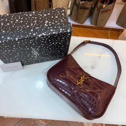 YSL LE 5 À 7 IN CROCODILE-EMBOSSED PATENT LEATHER
DARK AUBERGINE