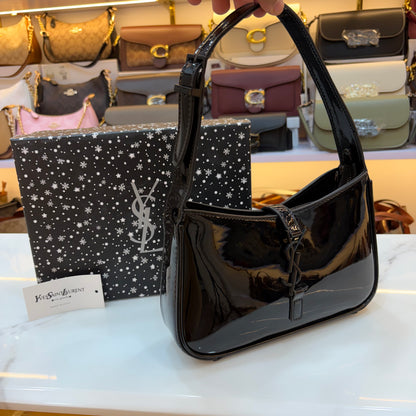YSL LE 5 À 7 IN EMBOSSED PATENT LEATHER Gloss Black