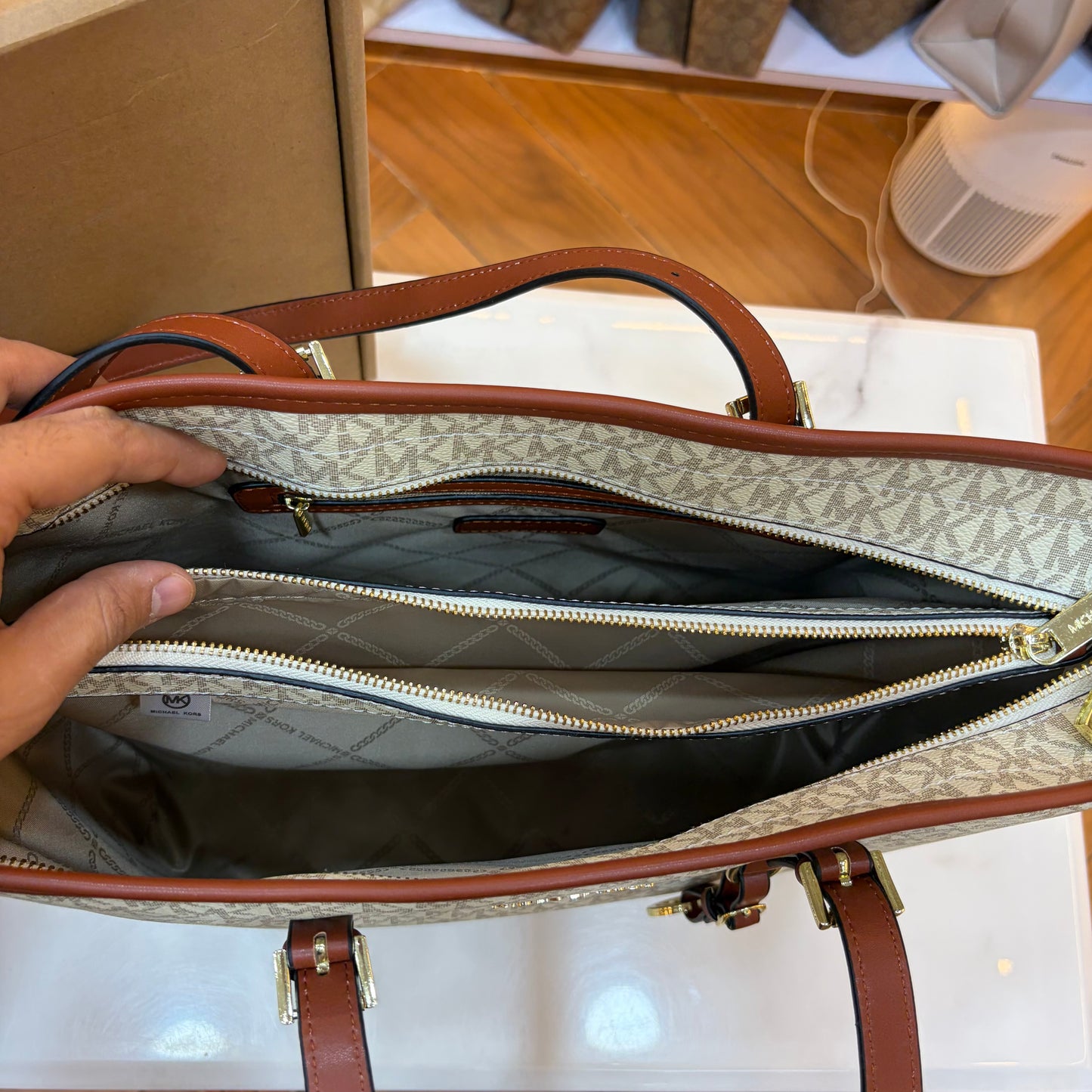 MK Quinn Full Size Top Zip Tote Bag - Tan White