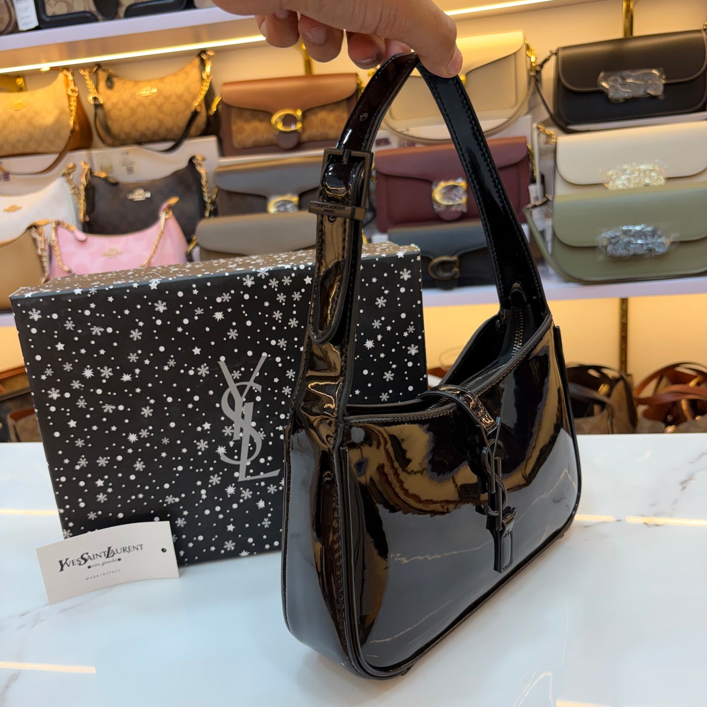 YSL LE 5 À 7 IN EMBOSSED PATENT LEATHER Gloss Black