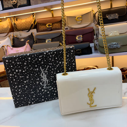 YSL KATE MEDIUM IN GRAIN DE POUDRE EMBOSSED LEATHER
GLOSS WHITE (Minor Mark Defect)