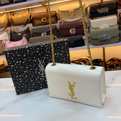 YSL KATE MEDIUM IN GRAIN DE POUDRE EMBOSSED LEATHER
GLOSS WHITE (Minor Mark Defect)