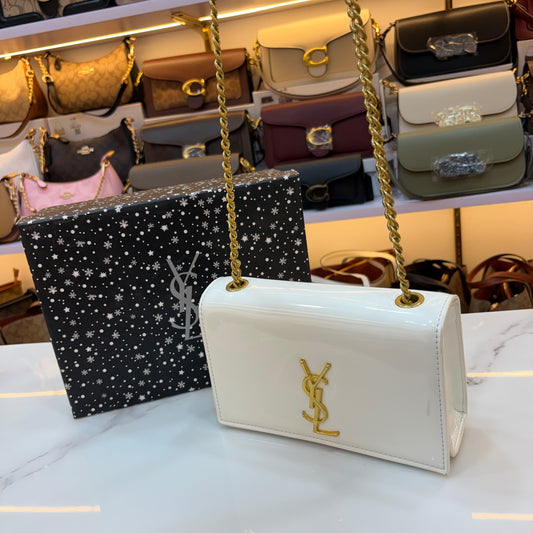 YSL KATE MEDIUM IN GRAIN DE POUDRE EMBOSSED LEATHER
GLOSS WHITE (Minor Mark Defect)