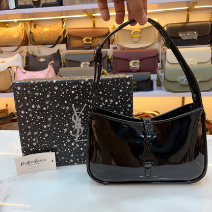 YSL LE 5 À 7 IN EMBOSSED PATENT LEATHER Gloss Black
