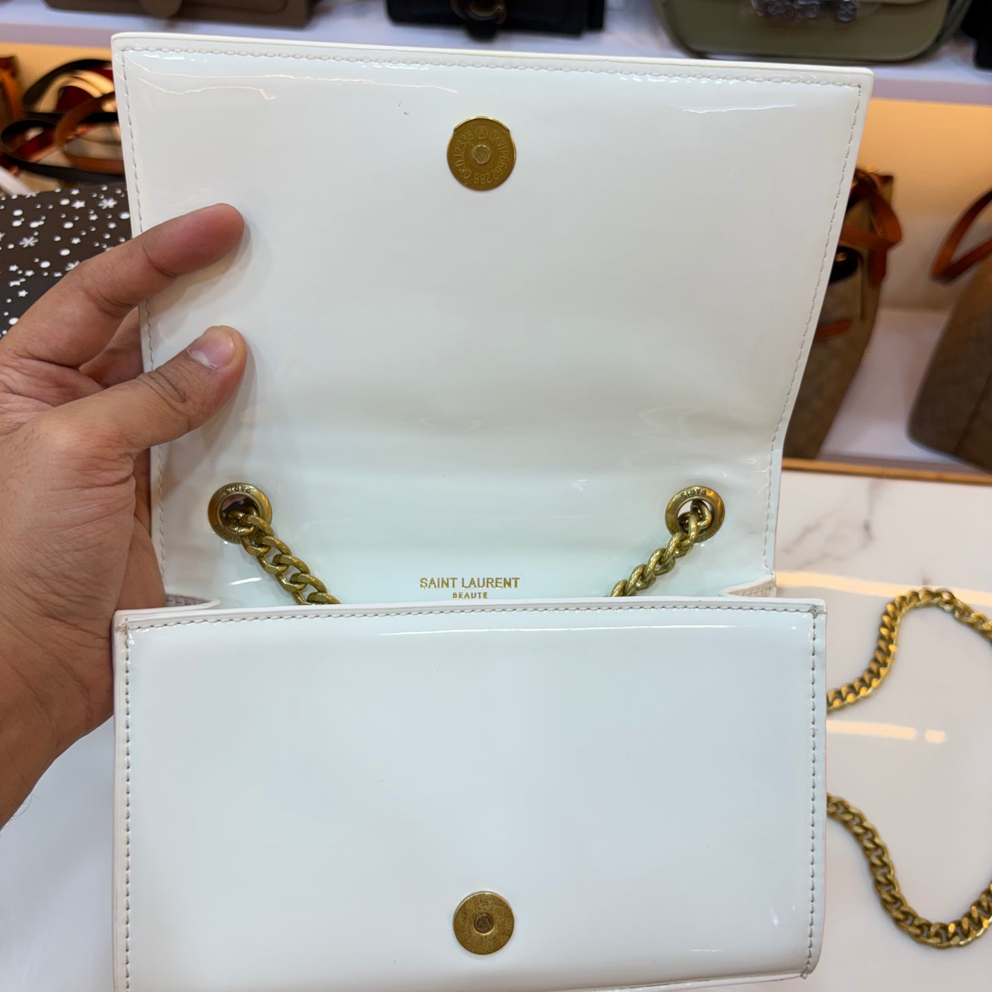 YSL KATE MEDIUM IN GRAIN DE POUDRE EMBOSSED LEATHER
GLOSS WHITE (Minor Mark Defect)