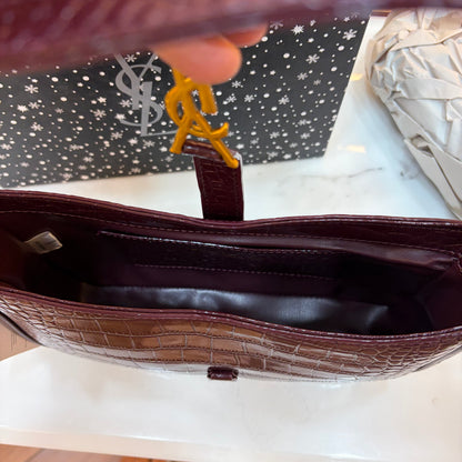 YSL LE 5 À 7 IN CROCODILE-EMBOSSED PATENT LEATHER
DARK AUBERGINE