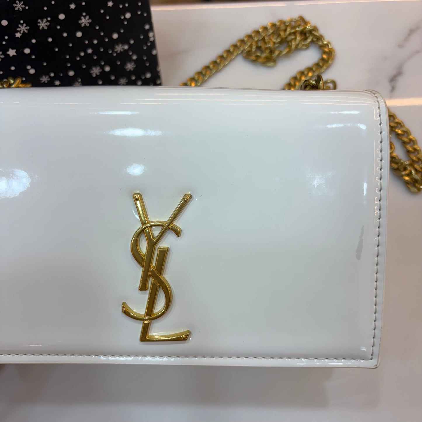 YSL KATE MEDIUM IN GRAIN DE POUDRE EMBOSSED LEATHER
GLOSS WHITE (Minor Mark Defect)
