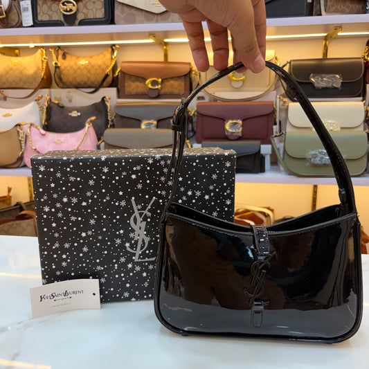 YSL LE 5 À 7 IN EMBOSSED PATENT LEATHER Gloss Black