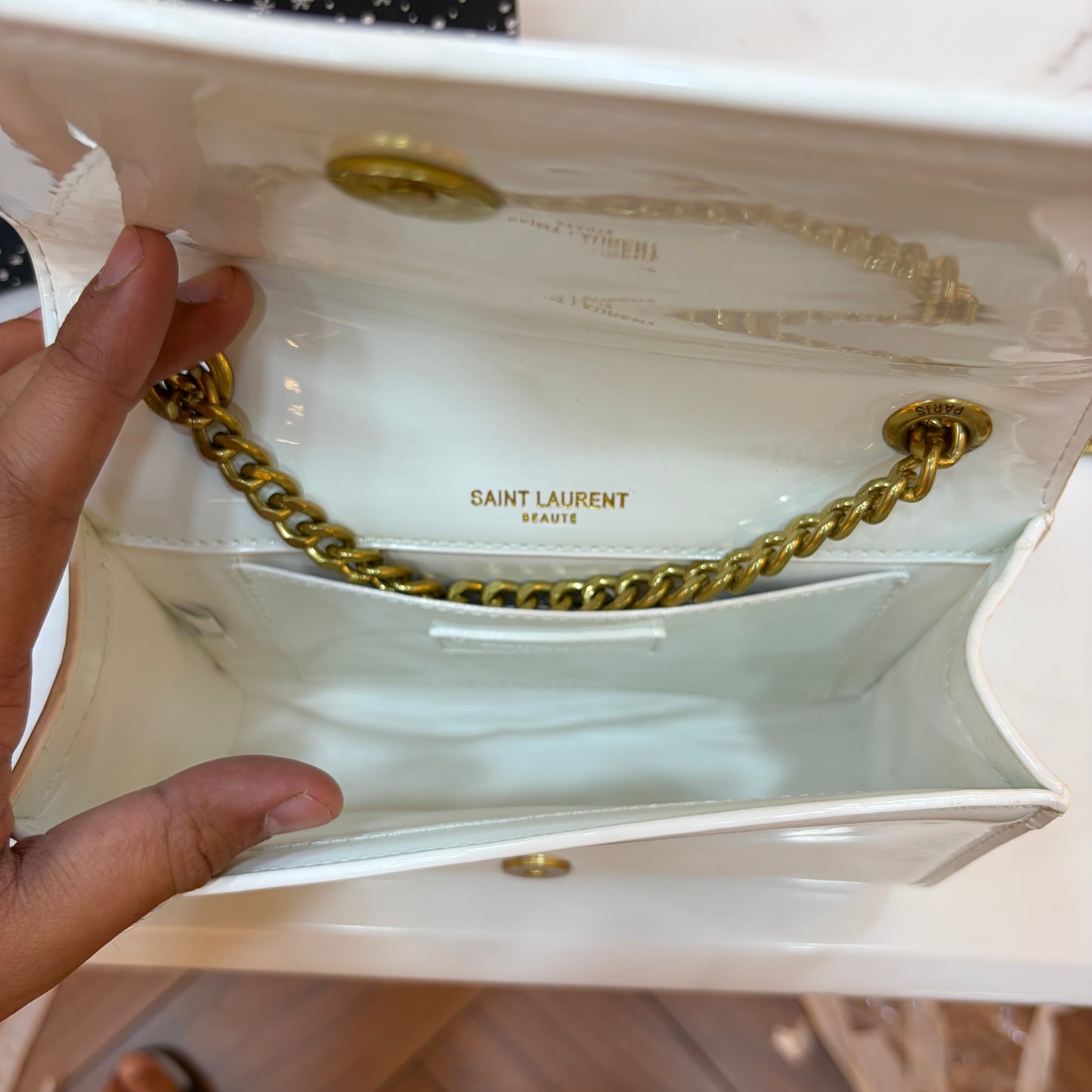 YSL KATE MEDIUM IN GRAIN DE POUDRE EMBOSSED LEATHER
GLOSS WHITE (Minor Mark Defect)