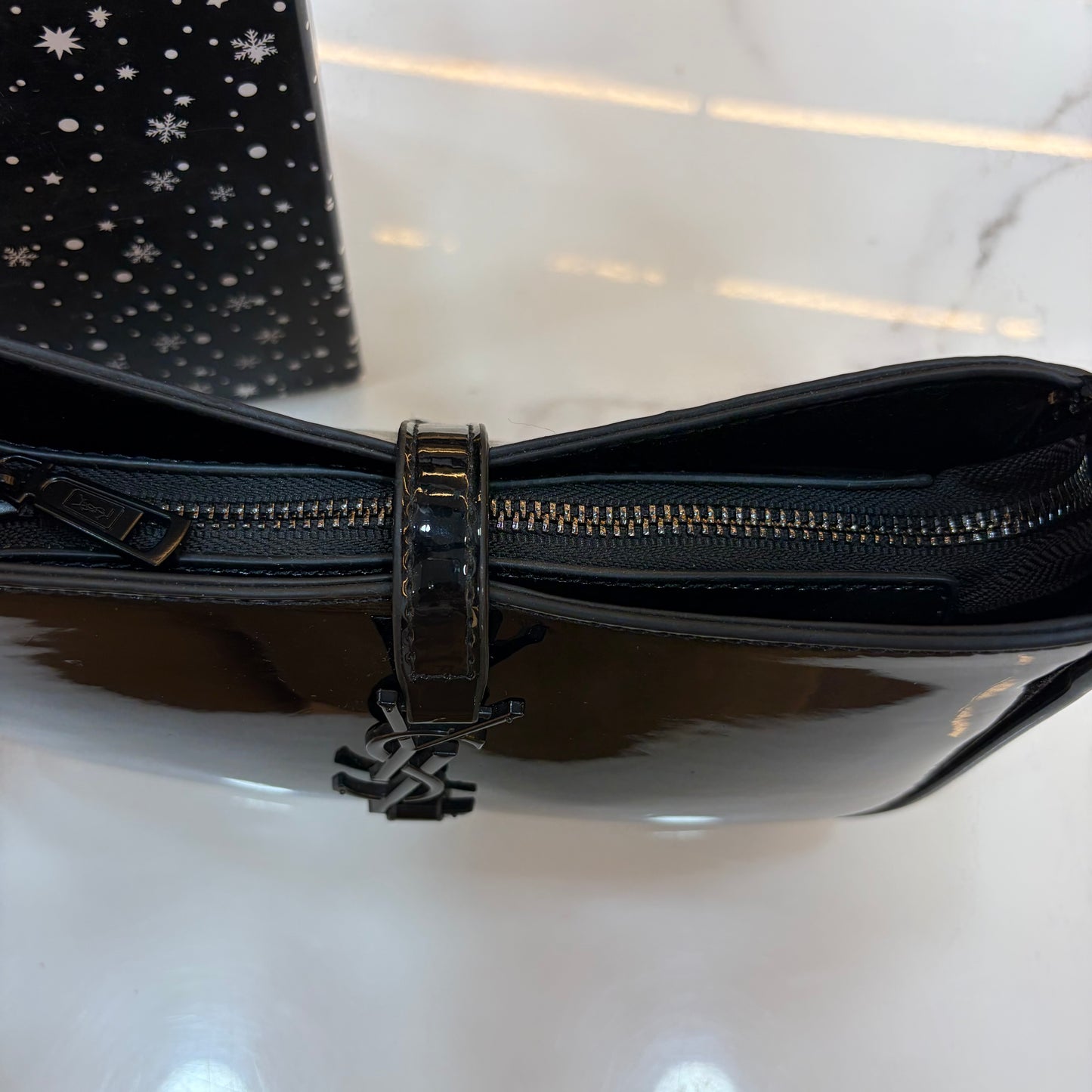 YSL LE 5 À 7 IN EMBOSSED PATENT LEATHER Gloss Black