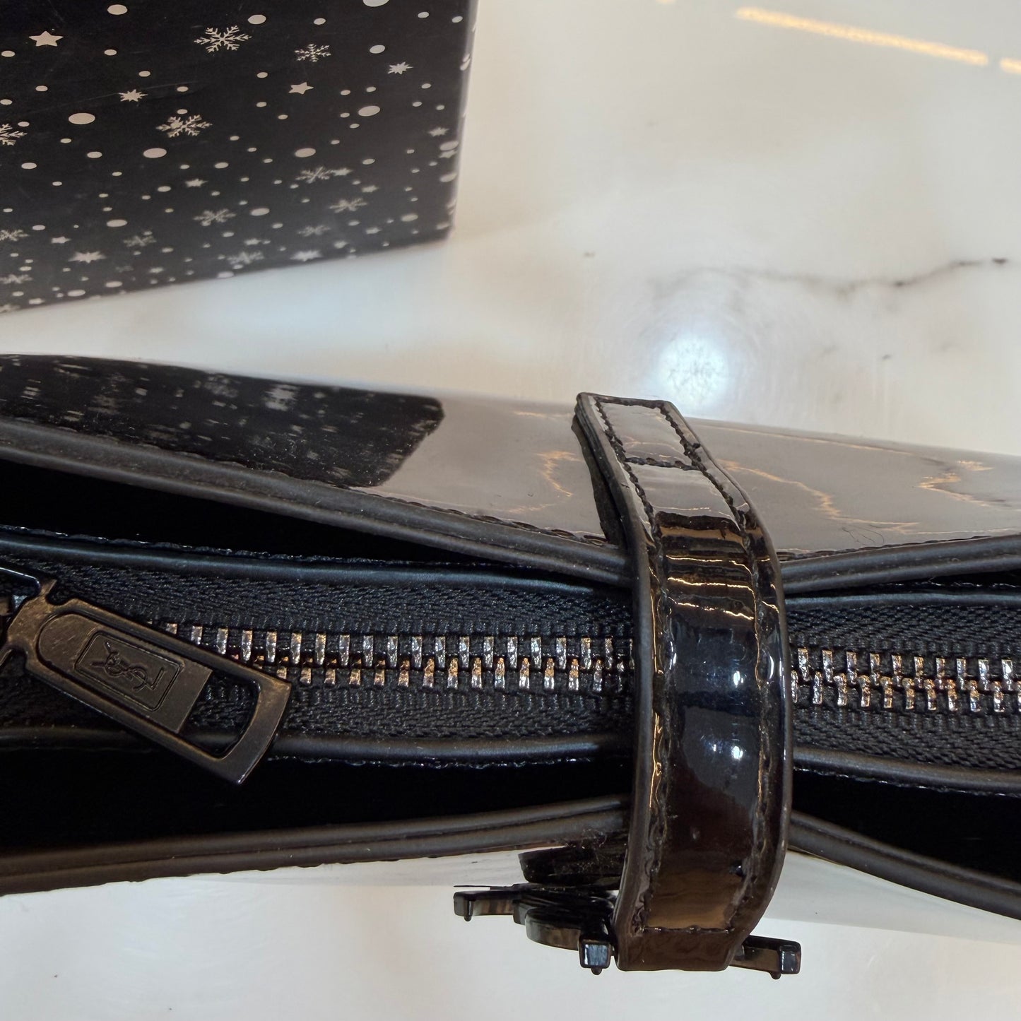 YSL LE 5 À 7 IN EMBOSSED PATENT LEATHER Gloss Black