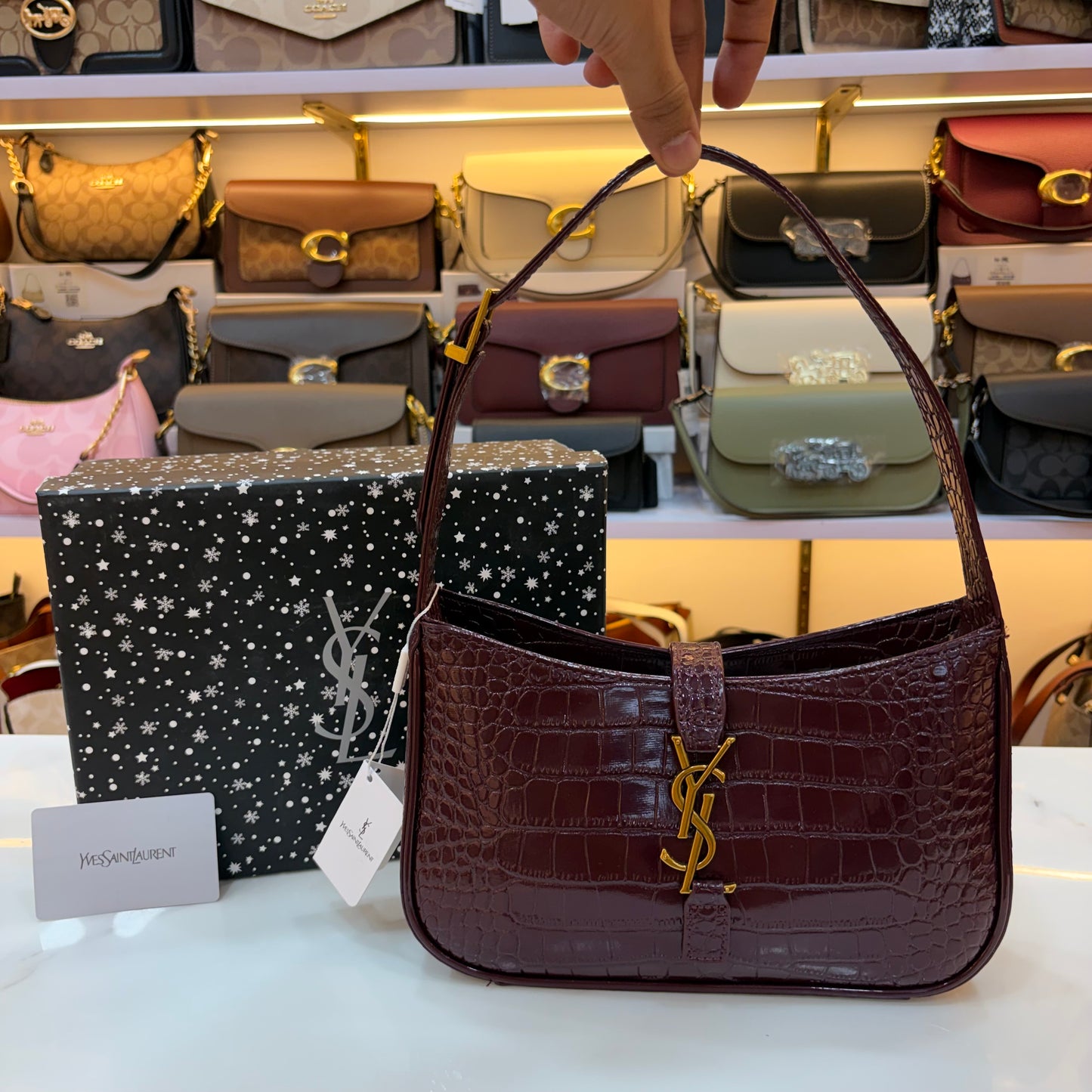 YSL LE 5 À 7 IN CROCODILE-EMBOSSED PATENT LEATHER
DARK AUBERGINE