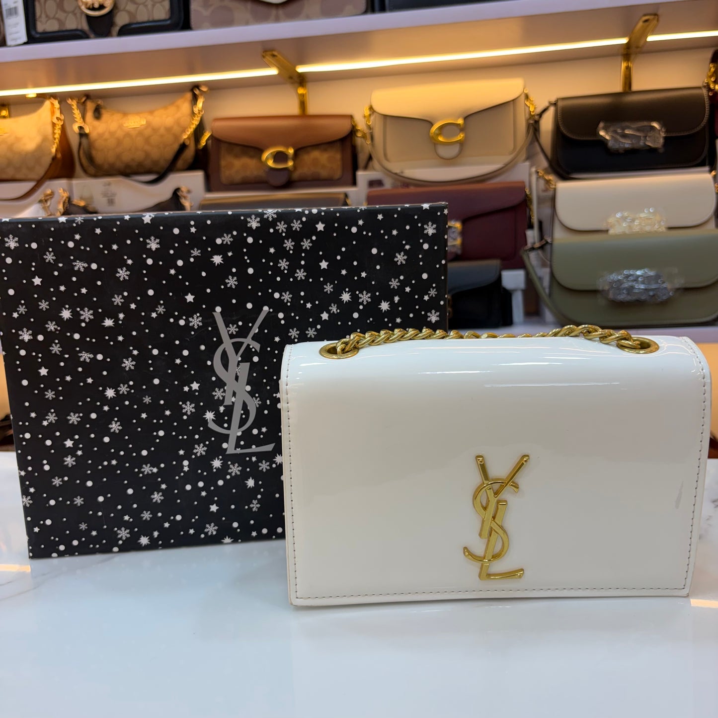 YSL KATE MEDIUM IN GRAIN DE POUDRE EMBOSSED LEATHER
GLOSS WHITE (Minor Mark Defect)