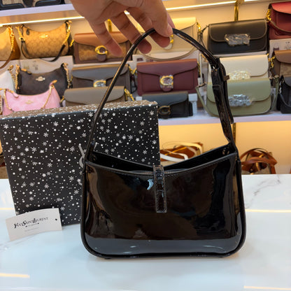 YSL LE 5 À 7 IN EMBOSSED PATENT LEATHER Gloss Black
