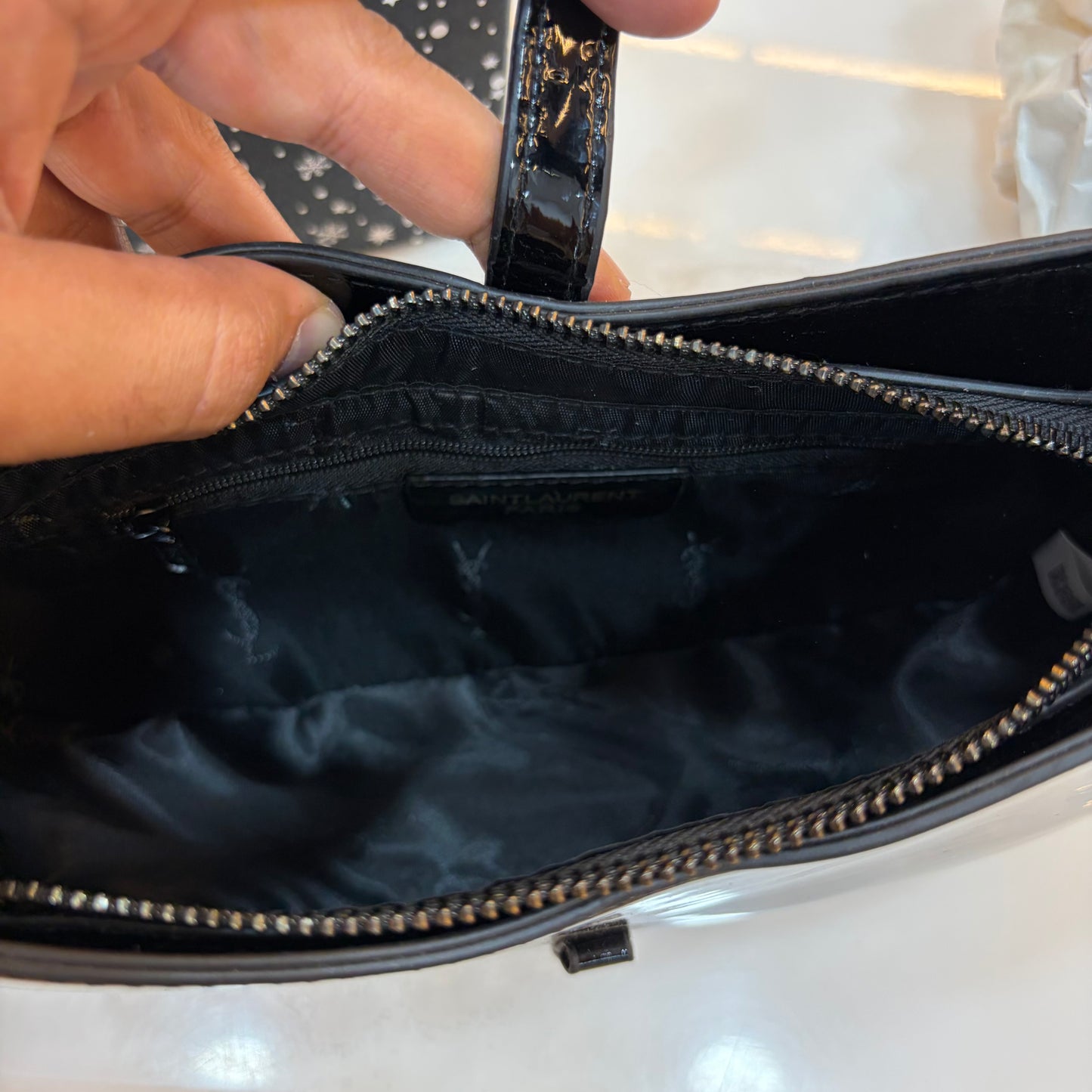 YSL LE 5 À 7 IN EMBOSSED PATENT LEATHER Gloss Black