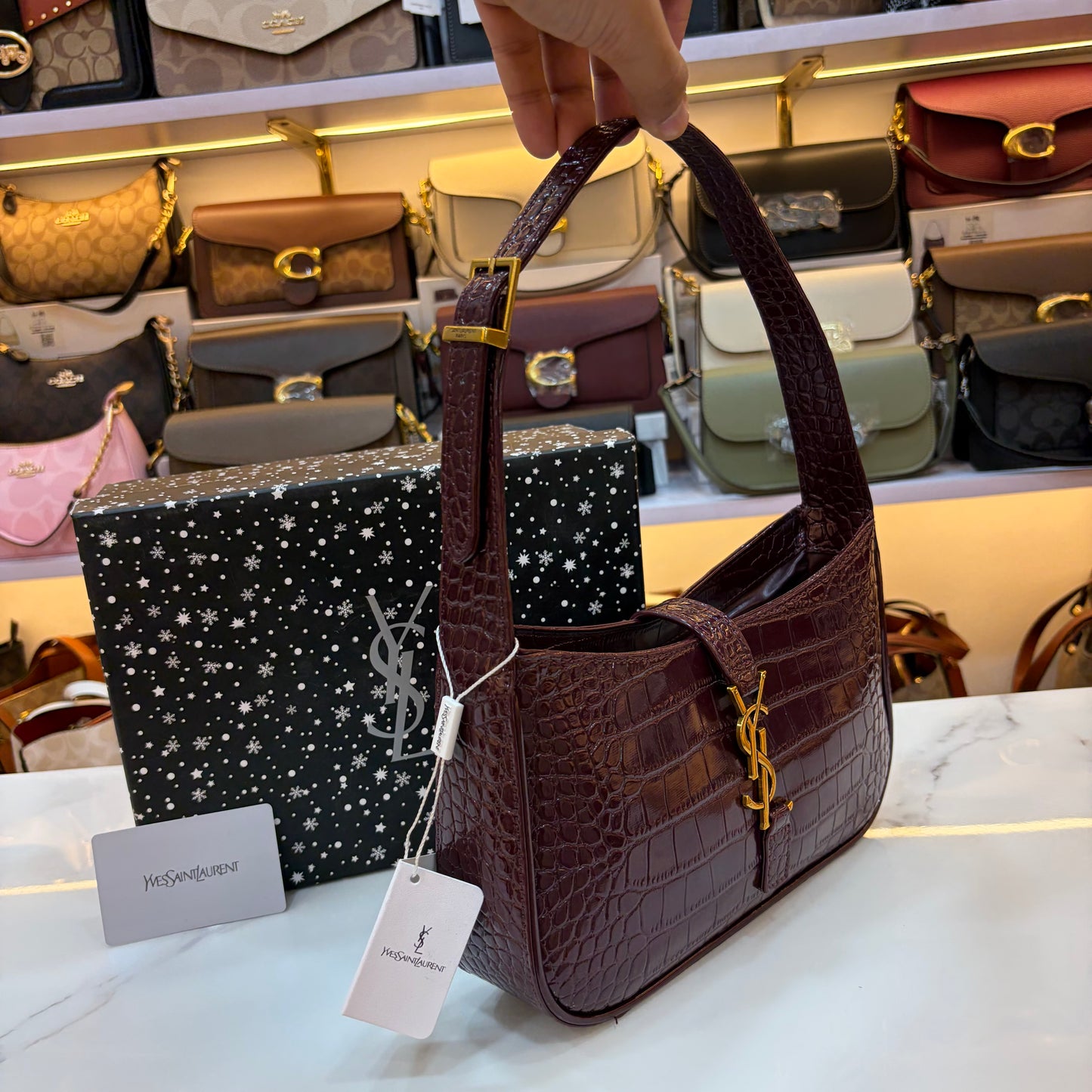YSL LE 5 À 7 IN CROCODILE-EMBOSSED PATENT LEATHER
DARK AUBERGINE