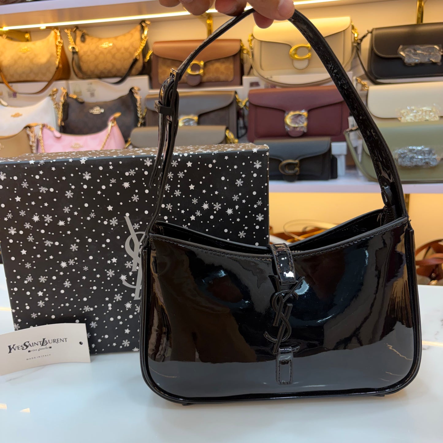 YSL LE 5 À 7 IN EMBOSSED PATENT LEATHER Gloss Black