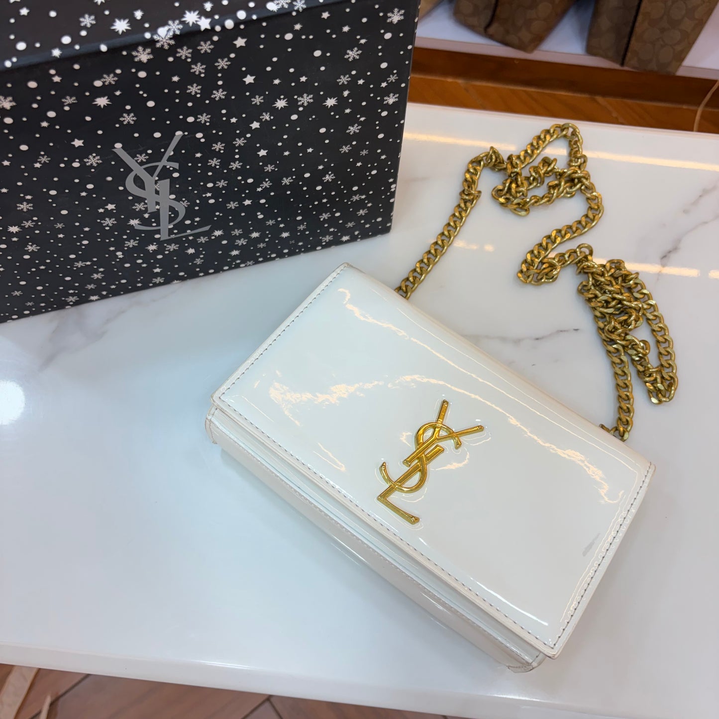 YSL KATE MEDIUM IN GRAIN DE POUDRE EMBOSSED LEATHER
GLOSS WHITE (Minor Mark Defect)