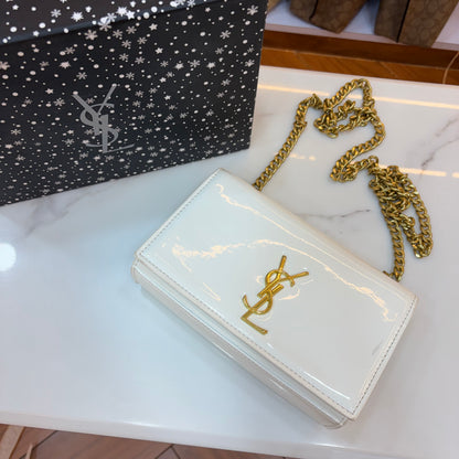 YSL KATE MEDIUM IN GRAIN DE POUDRE EMBOSSED LEATHER
GLOSS WHITE (Minor Mark Defect)