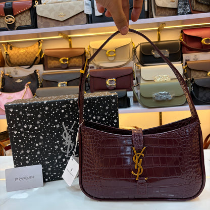 YSL LE 5 À 7 IN CROCODILE-EMBOSSED PATENT LEATHER
DARK AUBERGINE