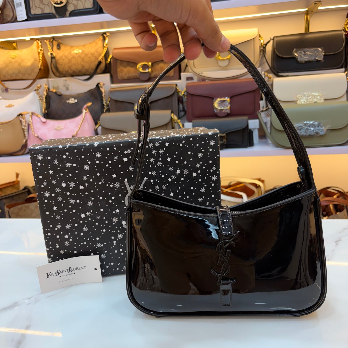 YSL LE 5 À 7 IN EMBOSSED PATENT LEATHER Gloss Black