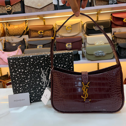 YSL LE 5 À 7 IN CROCODILE-EMBOSSED PATENT LEATHER
DARK AUBERGINE