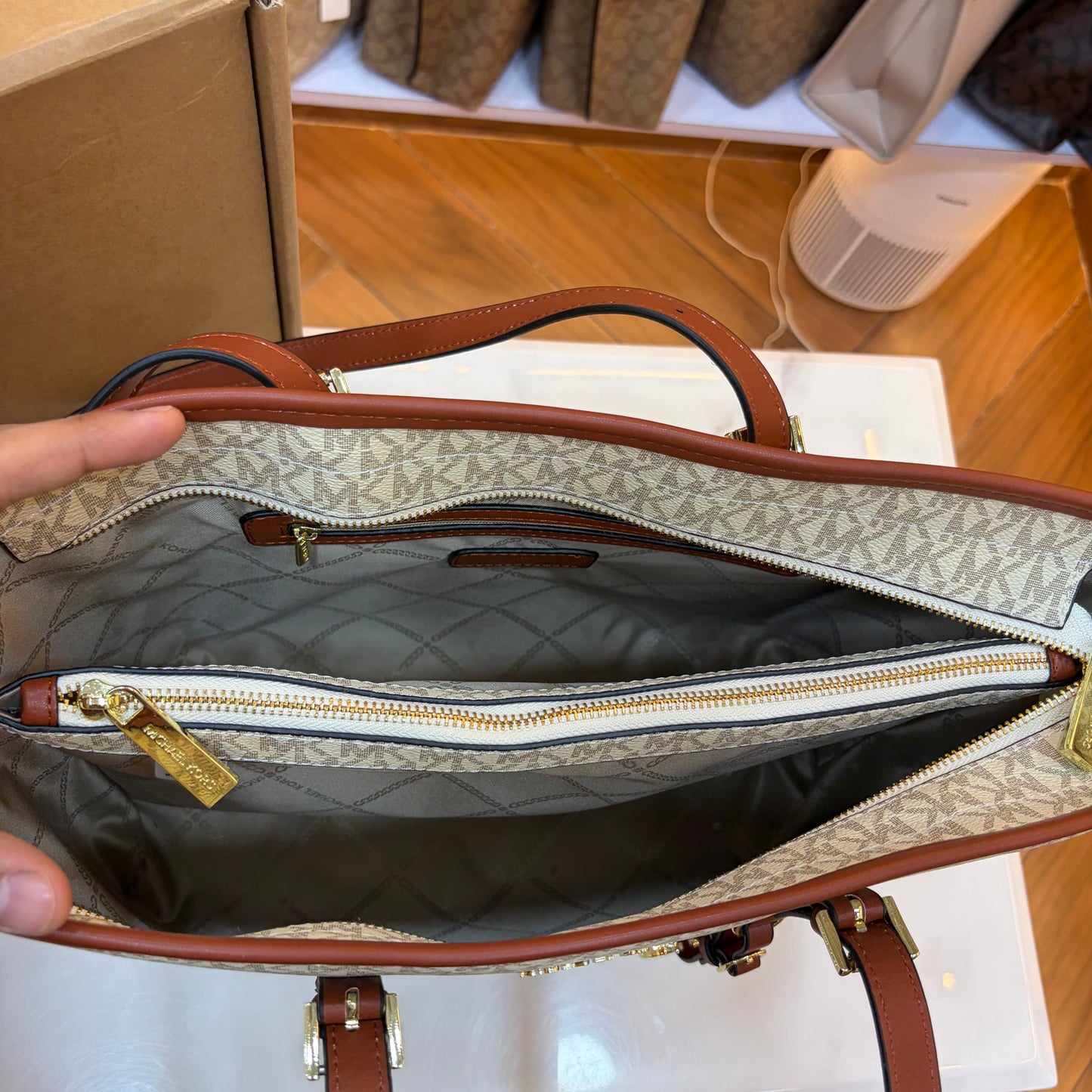 MK Quinn Full Size Top Zip Tote Bag - Tan White