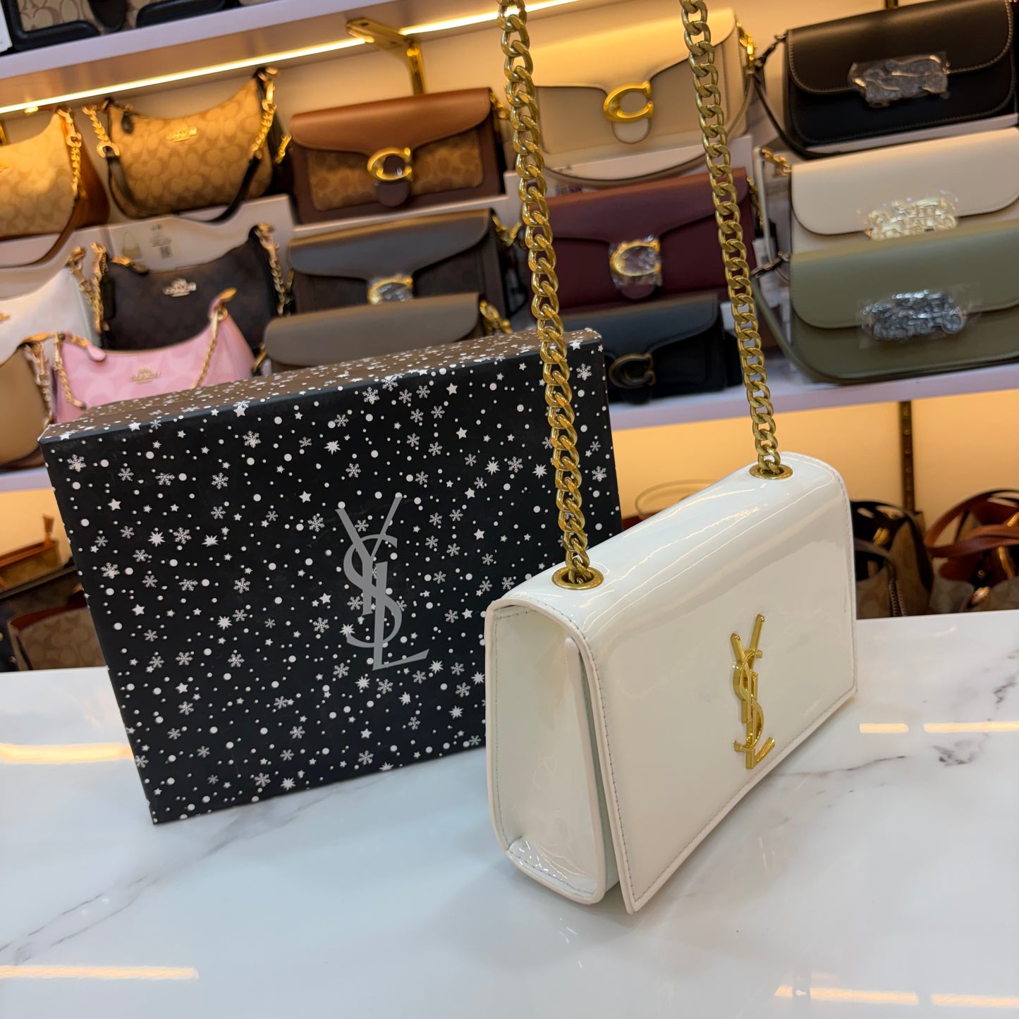 YSL KATE MEDIUM IN GRAIN DE POUDRE EMBOSSED LEATHER
GLOSS WHITE (Minor Mark Defect)