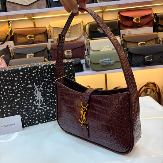 YSL LE 5 À 7 IN CROCODILE-EMBOSSED PATENT LEATHER
DARK AUBERGINE
