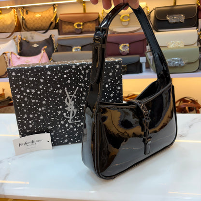YSL LE 5 À 7 IN EMBOSSED PATENT LEATHER Gloss Black