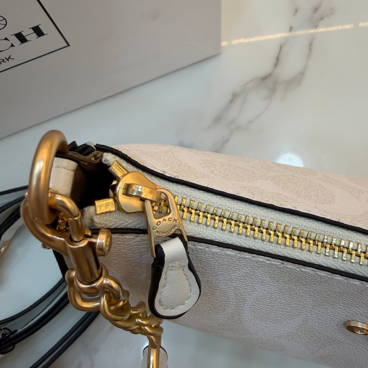 COCH TERI Sling/Shoulder Bag - White