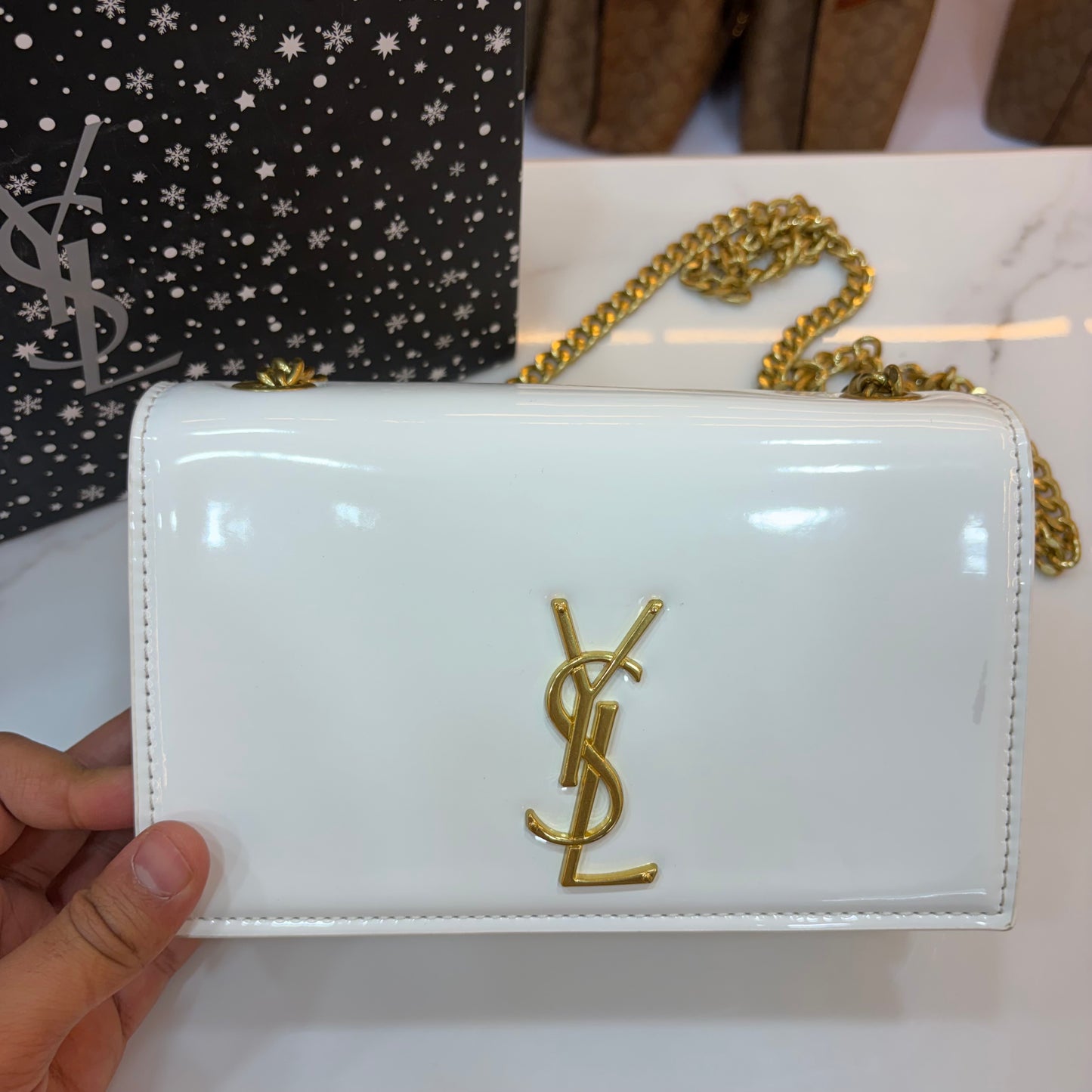 YSL KATE MEDIUM IN GRAIN DE POUDRE EMBOSSED LEATHER
GLOSS WHITE (Minor Mark Defect)