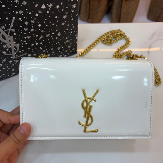 YSL KATE MEDIUM IN GRAIN DE POUDRE EMBOSSED LEATHER
GLOSS WHITE (Minor Mark Defect)