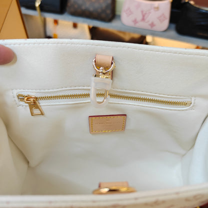 LV On The Go! - Medium Size (Ultra Premium)