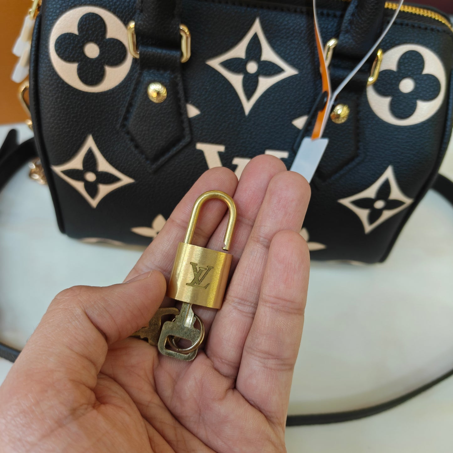 LV Speedy Bandoulière - Black Cream (Ultra Premium)