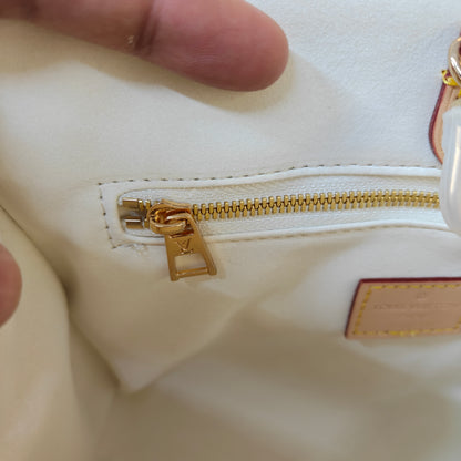 LV On The Go! - Medium Size (Ultra Premium)